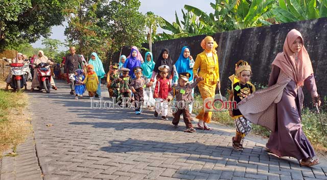 Karnaval Siswa MI Al Falah Susuri Tepi Bengawan