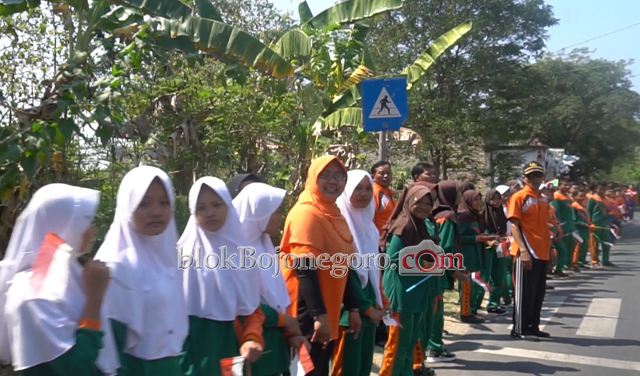 3 Jam Menunggu, Siswa SMPN 1 Dander Antusias Sambut Kirab Api