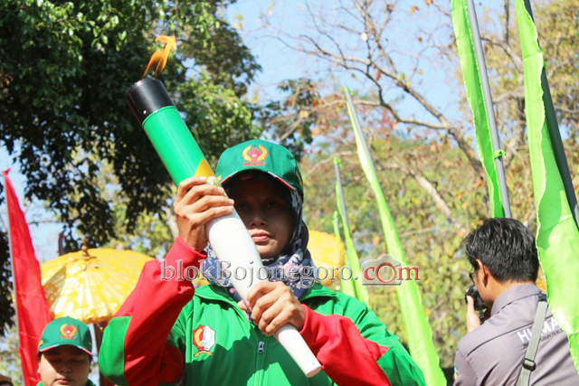 Diserahkan Perwakilan Atlet, Obor Api Dikirab ke Pendapa