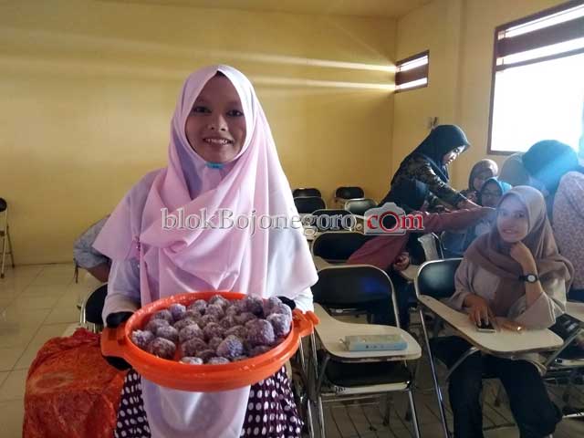 Bantu Orang Tua, Gadis Ini Berjualan Jajan di Kampus