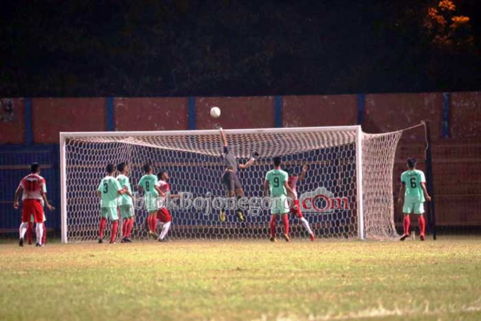Kiper Blitar Tepis Serangan Bola dari Lumajang