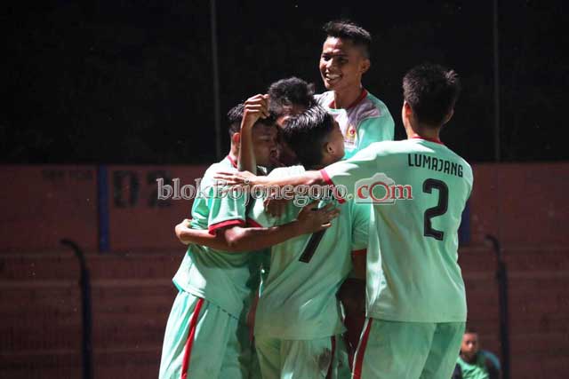 Pemain Kabupaten Lumajang Merayakan Gol Atas Kota Blitar