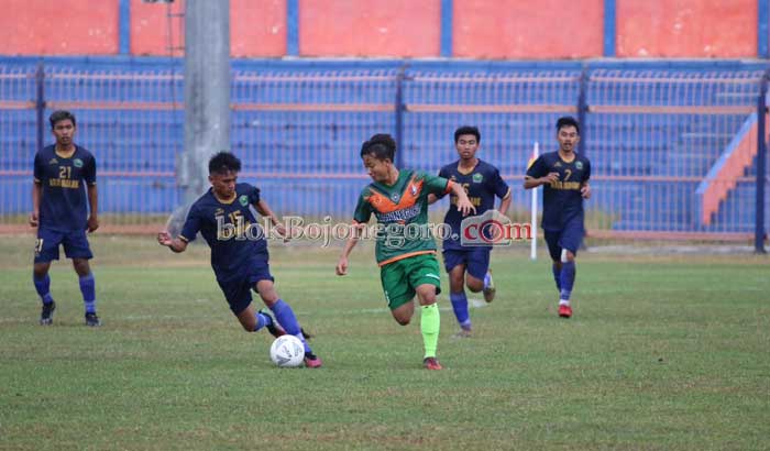 Saling Rebut Bola
