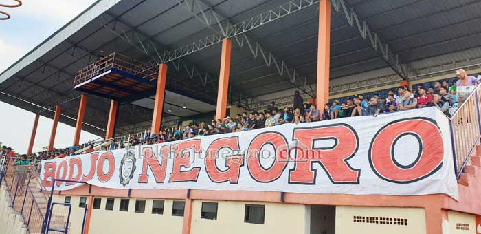 Tribun Penonton Penuh