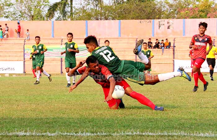 Pemain Bojonegoro Dilanggar Lawan