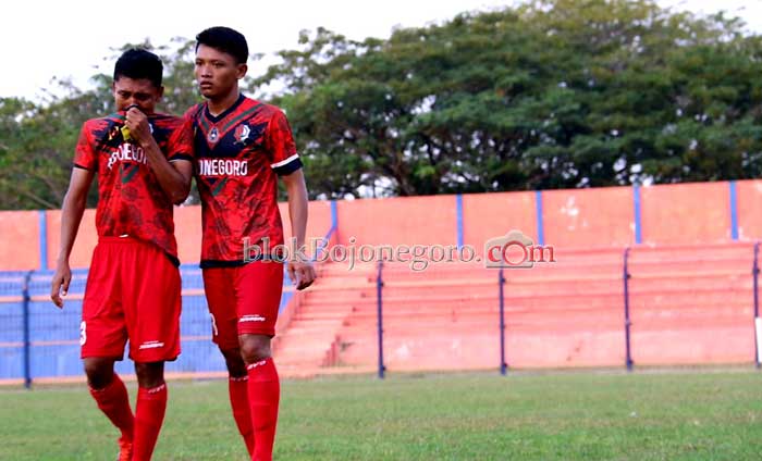 Imbang Lagi, Pemain Menangis