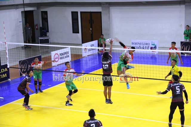 Smash! Tim Bola Voli Putra Bojonegoro Lawan Lamongan