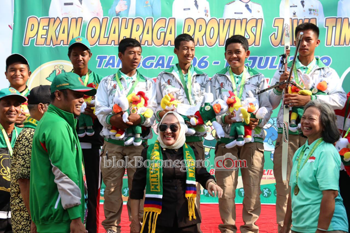 Bupati Kalungkan Emas Beregu Panahan
