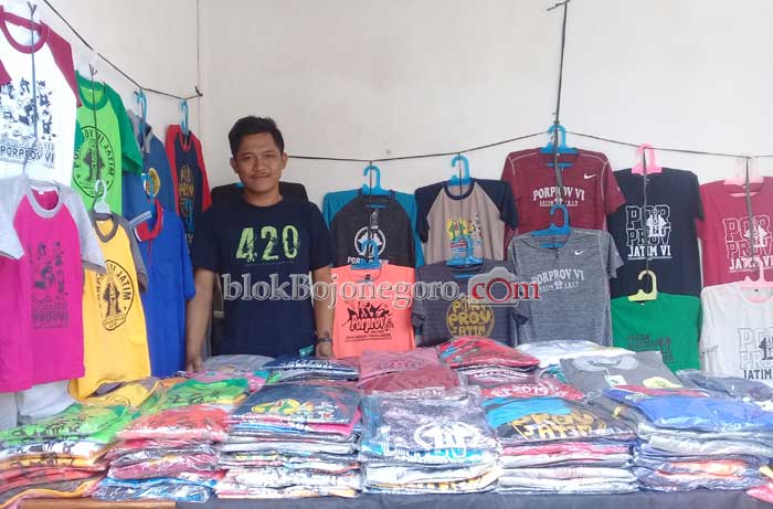 Jual Aksesoris Porprov, Pedagang Ini Raup Puluhan Juta