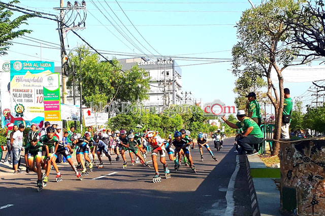 Adu Cepat 42 Km Atlet Sepatu Roda