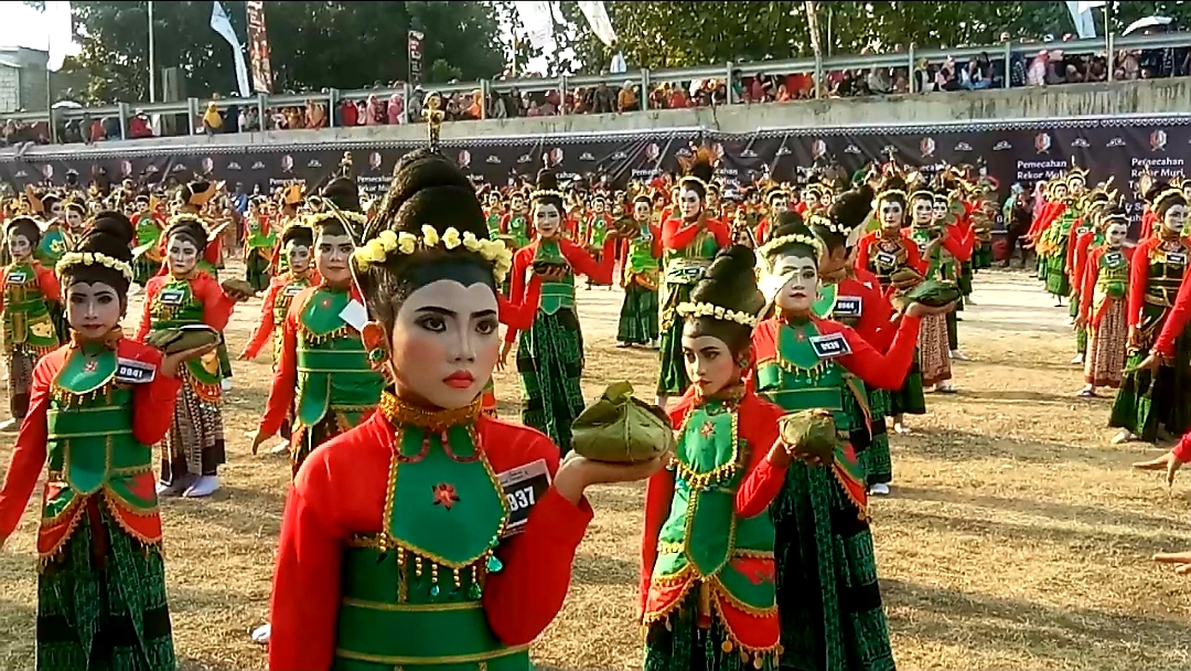 Penari Thengul Membawa Sego Buwohan