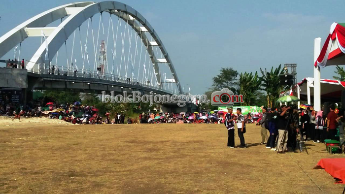 Meski Panas, Penonton Tetap Antusias