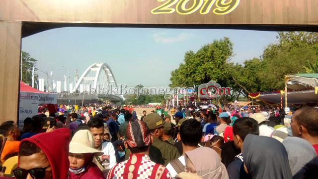 Akses Masuk Lapangan Penuh Sesak