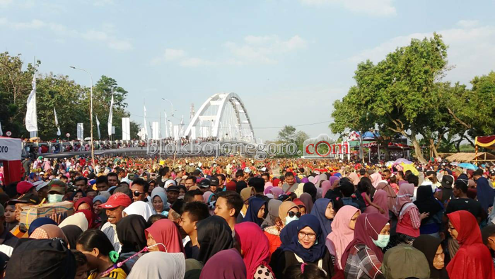 Penonton Tumpah Ruah Saksikan Rekor MURI 2019 Penari Thengul