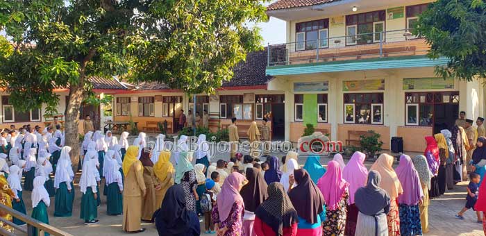 Upacara Bersama Orang Tua di Hari Pertama