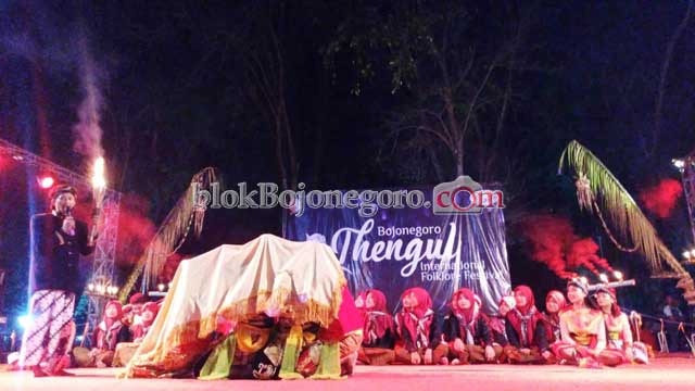 Kesenian Sandur Pukau Ratusan Masyarakat Bojonegoro