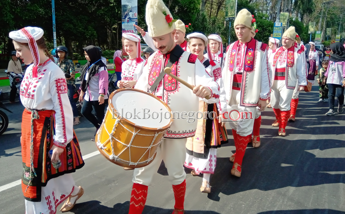 4 Negara Peserta TIFF Ikuti Parade Keliling Kota