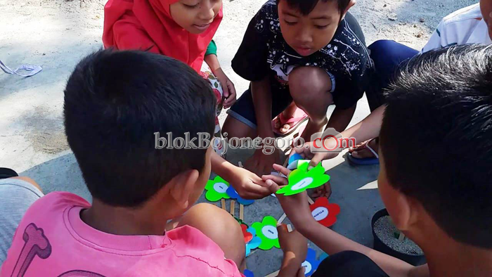 Gandeng TBM Semesta Kecil, Dosen IKIP PGRI Bojonegoro Gelar Sekolah Alam