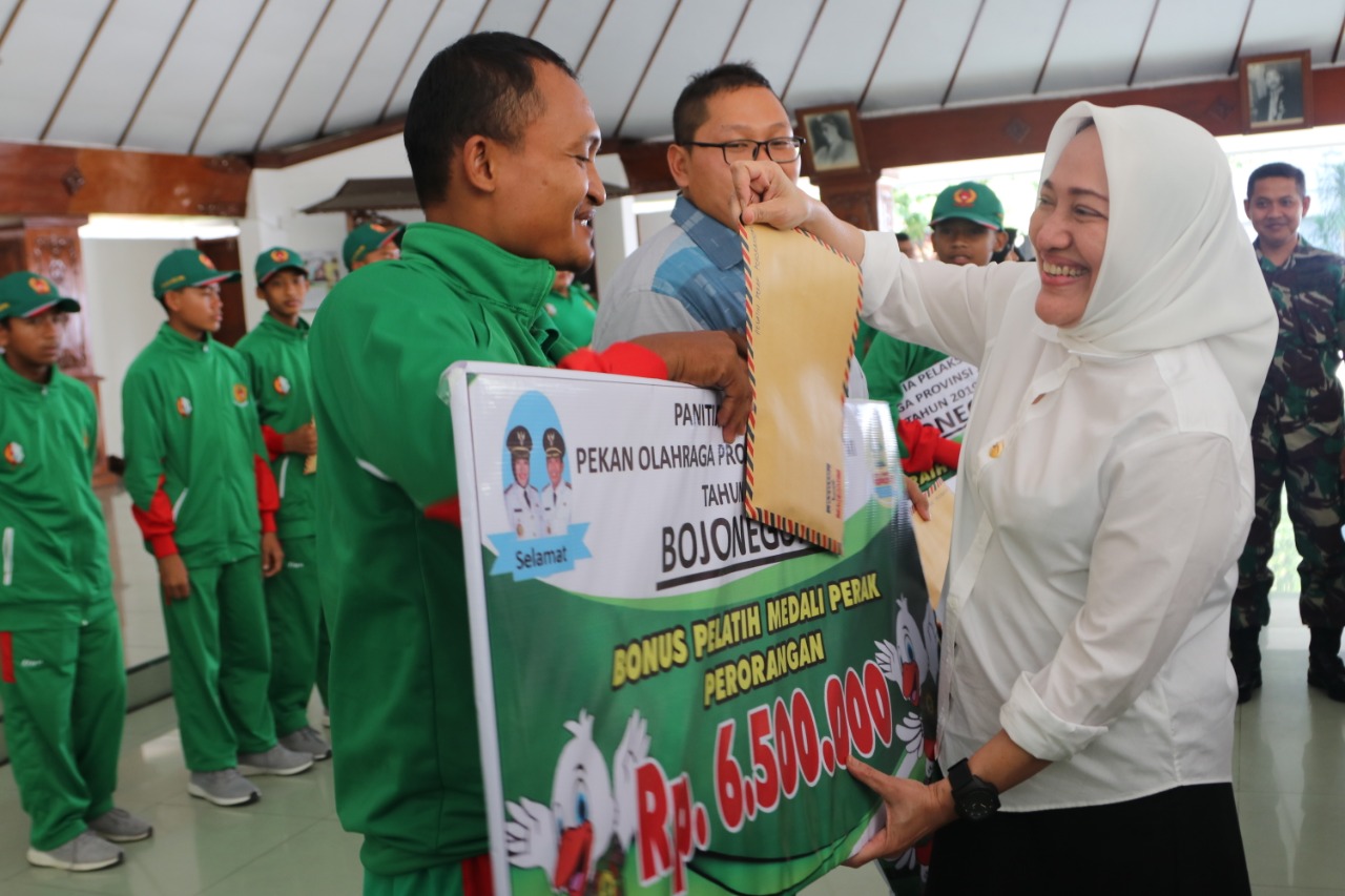 Apresiasi Para Atlet dan Pelatih, Bupati Bojonegoro Berikan Bonus