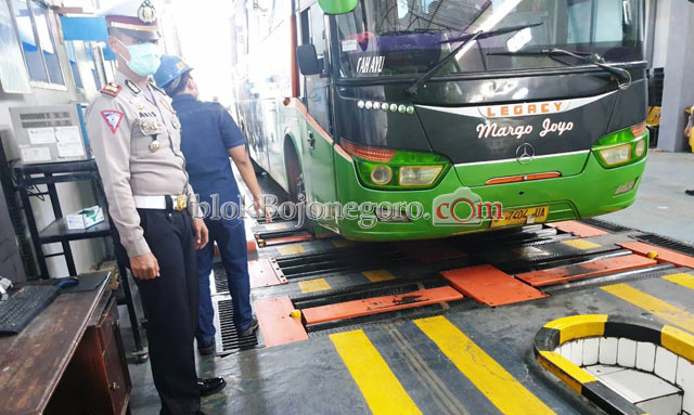 Bus dan Truk Pengantar Jamaah Haji Dilakukan Uji Kir