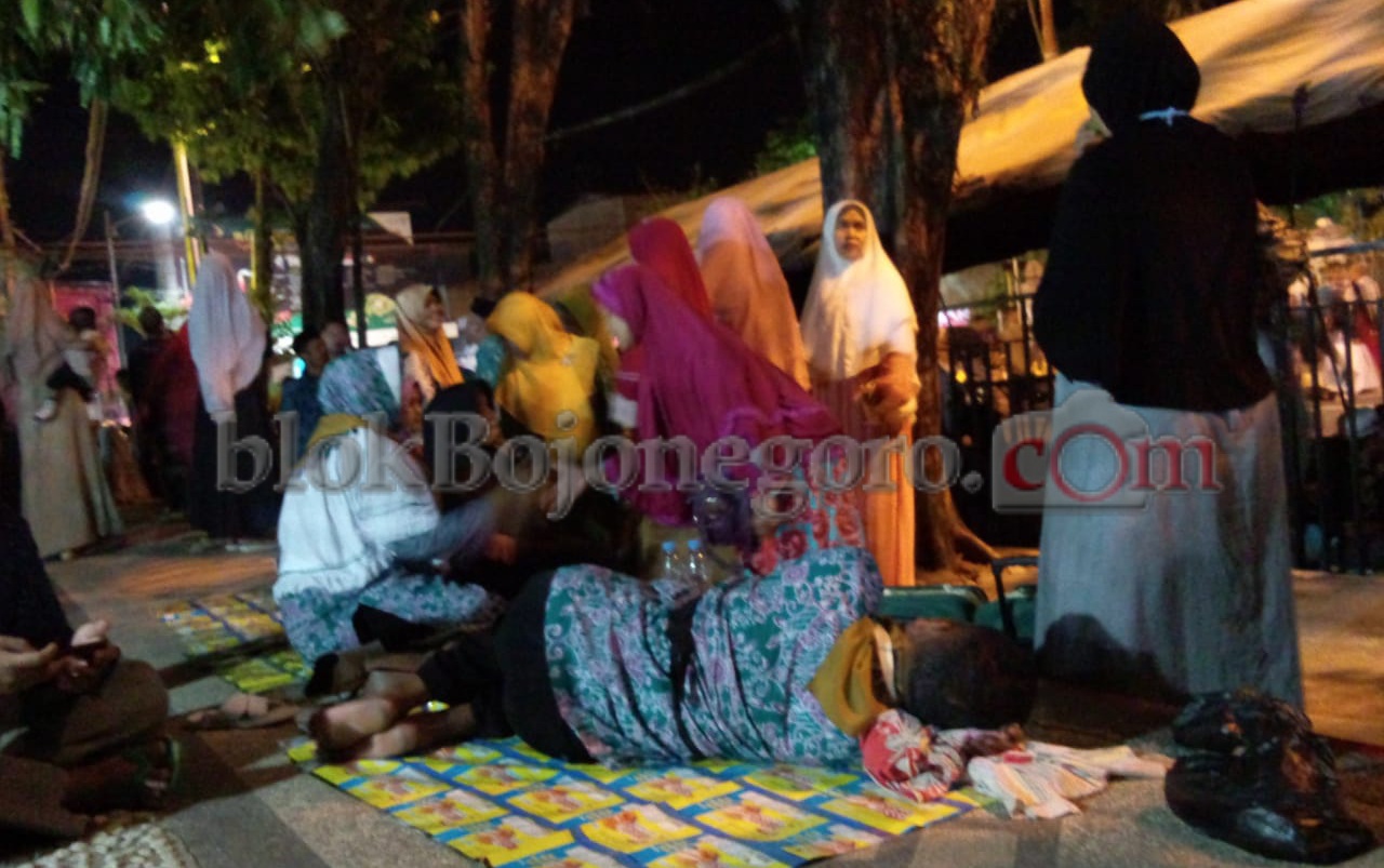 Datang Awal, Tiduran di Trotoar