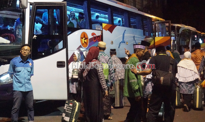 Kloter 73 dan 74 Berangkat ke Surabaya