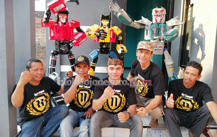 Warga Mojodeso Sulap Tempat Bekas Oli dan Cat Jadi Sebuah Robot