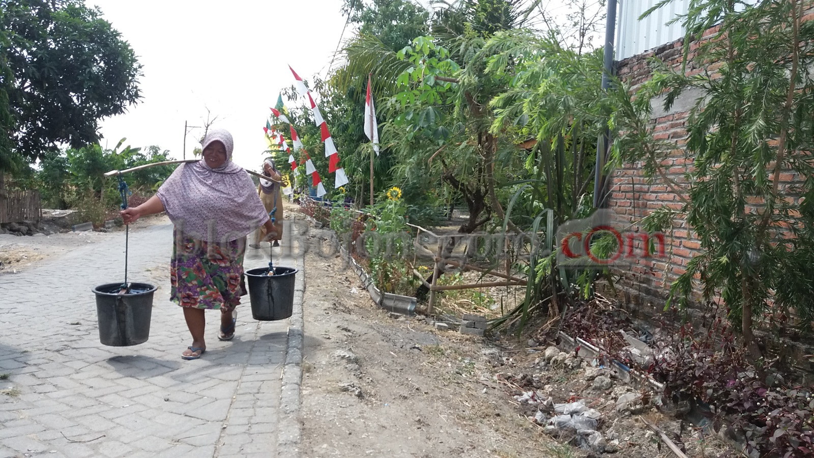Kemarau, Warga Sumberjokidul Ambil Air Bersih Sejauh 1.5 KM