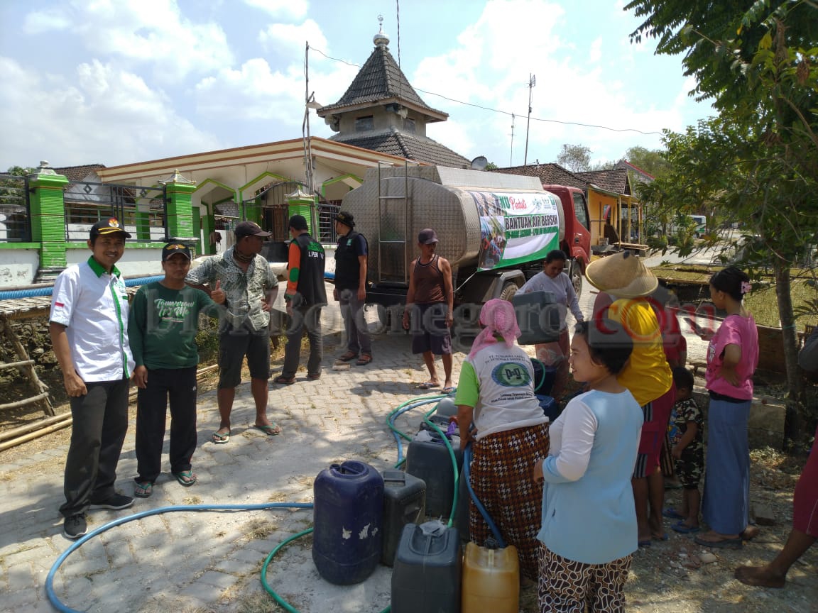 Warga Antre Air dari PCNU Bojonegoro
