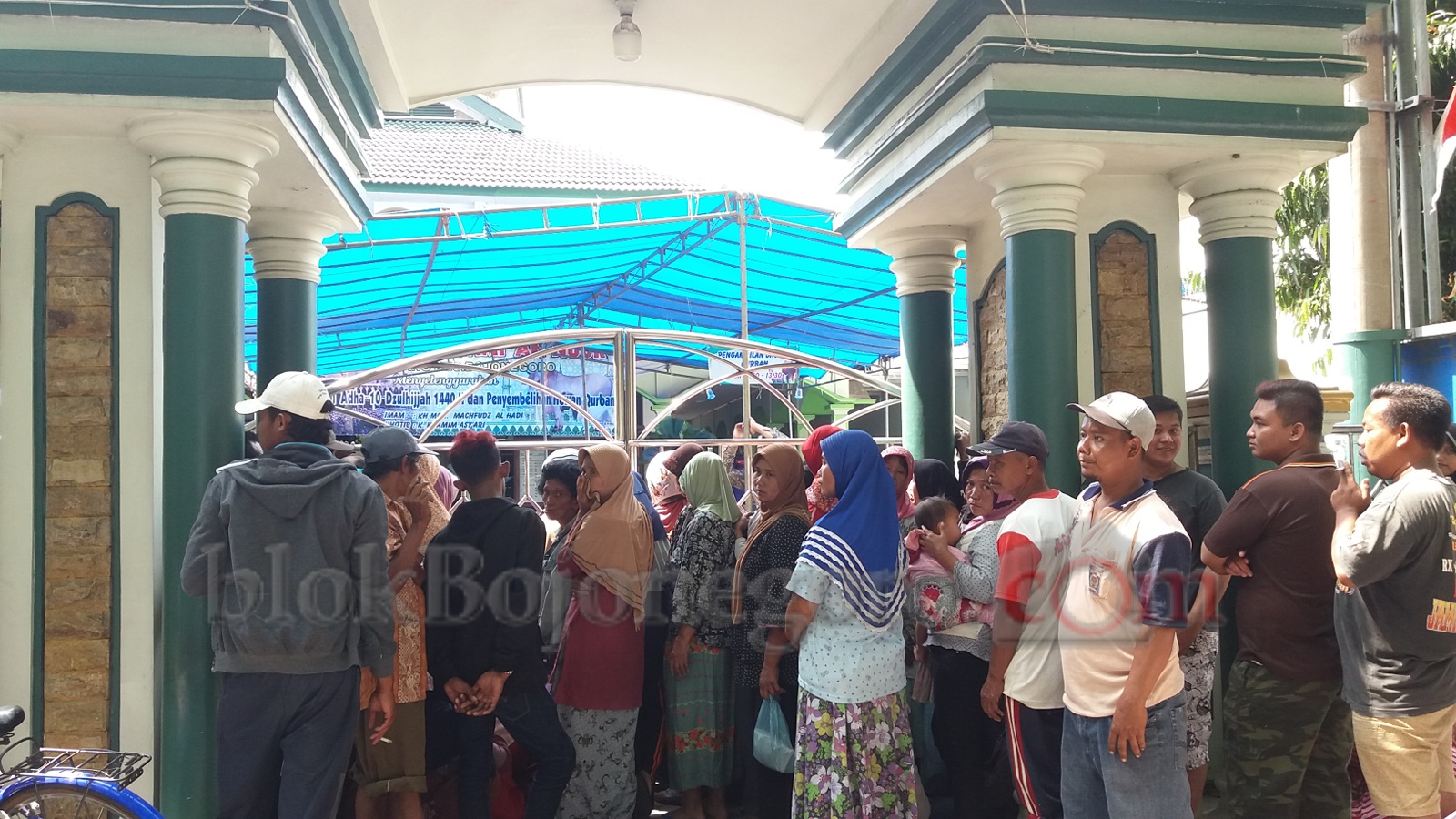 Warga Rela Antre untuk Dapatkan Hewan Kurban