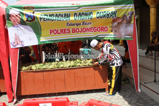 Gunakan Daun Jati, Polres Bagikan 1500 Bungkus Daging Kurban