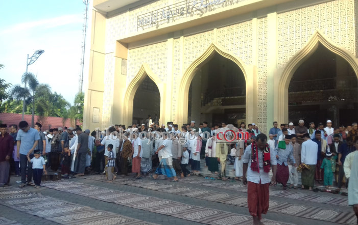 Jemaah Idul Adha Masjid Darussalam Meluber ke Jalan Raya