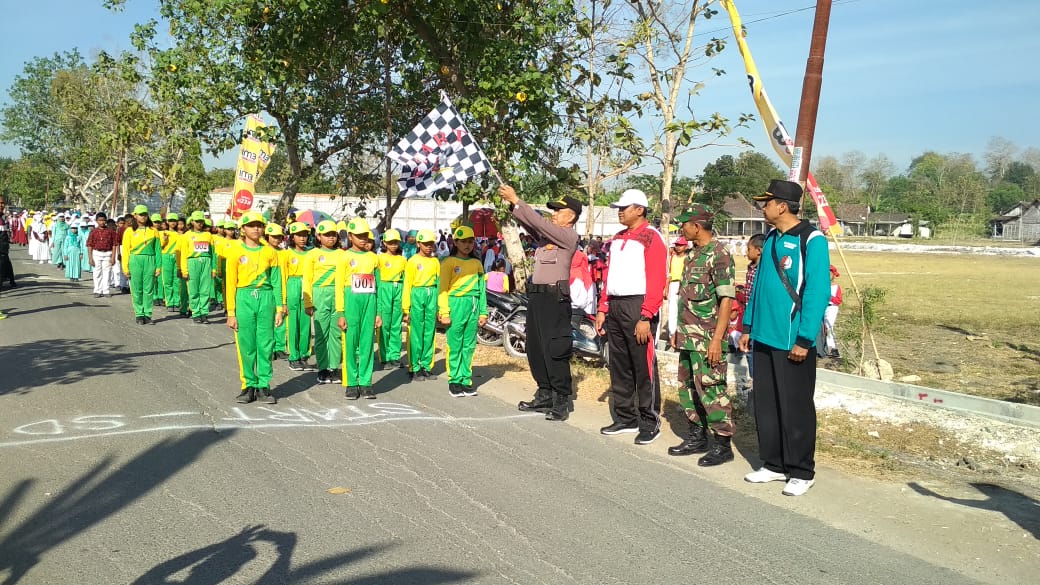 179 Regu Meriahkan Gerak Jalan di Purwosari