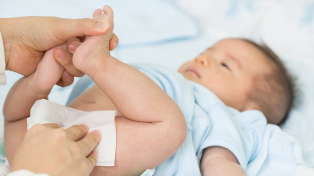 Lebih Baik Mana, Membersihkan Pantat Bayi dengan Air atau Tisu Basah?