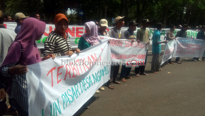 Warga Ngampel Demo di Depan Pendapa Pemkab