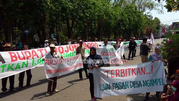 Demo, Warga Ngampel Meminta Dikeluarkannya Izin Pendirian Pasar Desa
