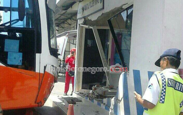 Diduga Rem Blong, Bus Dali Jaya Mandiri Tabrak Pos Polisi