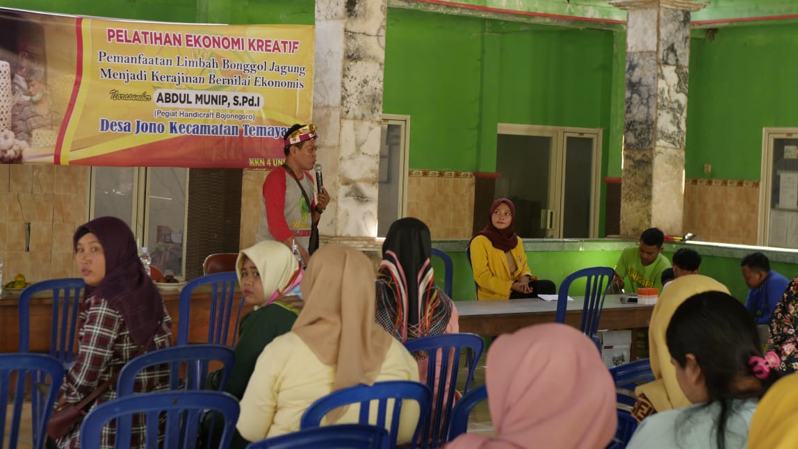 Ajari Warga Temayang Sulap Bonggol Jagung Bernilai Ekonomis