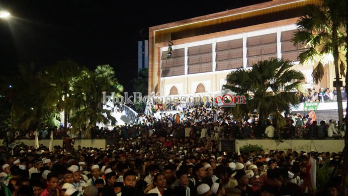 Puluhan Ribu Syekhermania Padati Halaman Masjid Al-Birru Pertiwi
