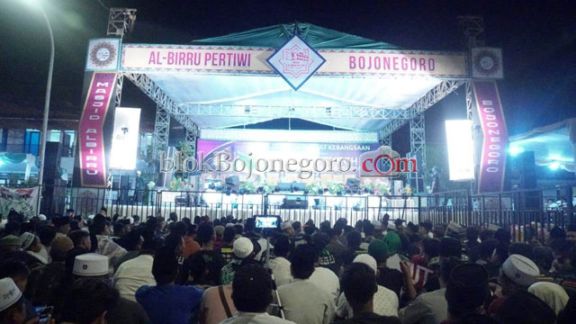 Syekhermania Hanyut Bersalawat Bersama Habib Syech