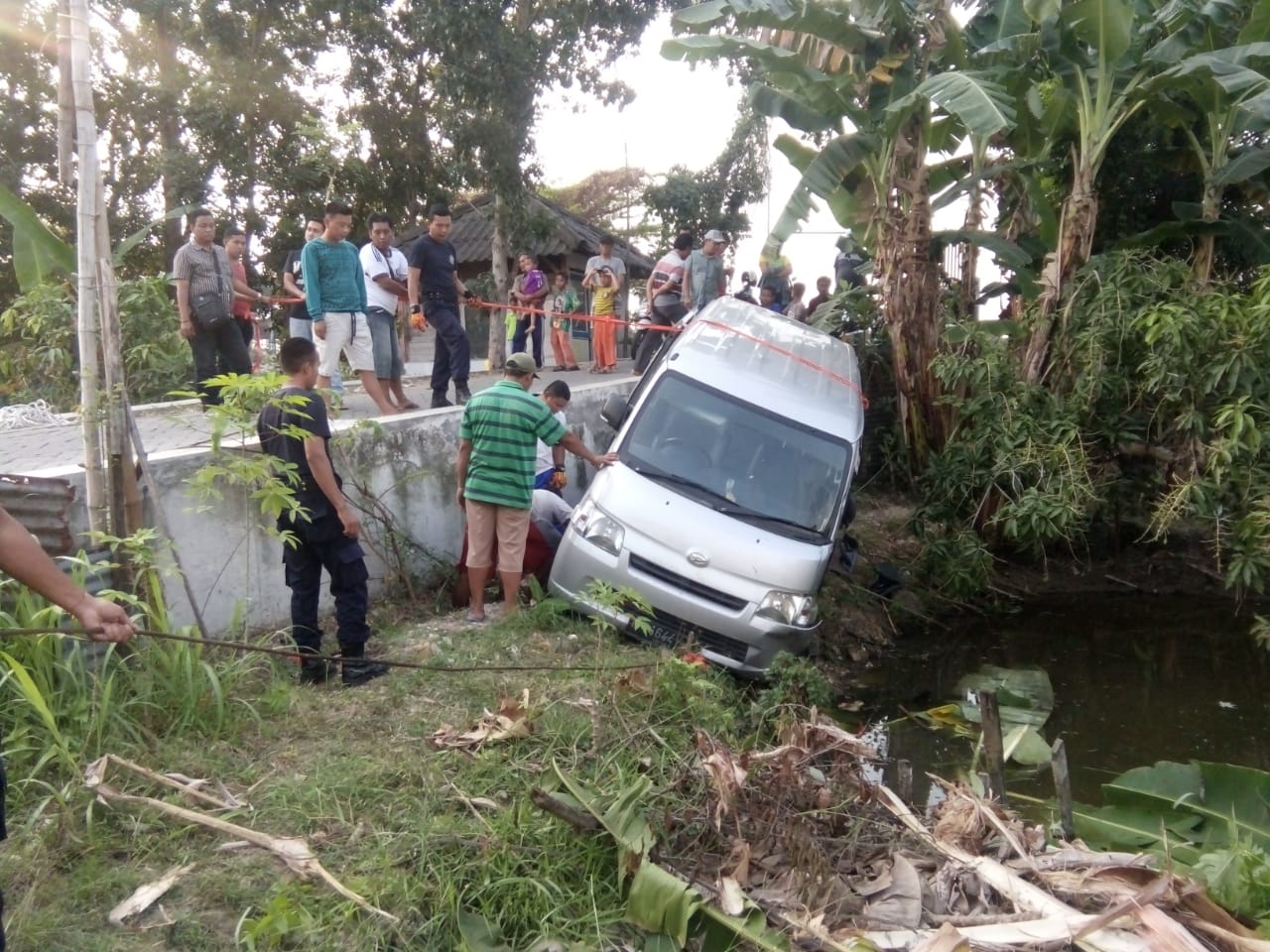 Damkar Kebakaran Lahan di Dua Lokai dan Evakuasi Mobil Tercebur Parit