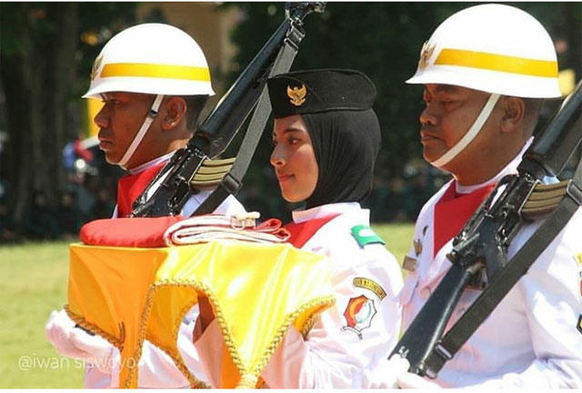 Rani, Pembawa Baki Bendera Merah Putih Di Bojonegoro Sempat Tak Percaya Diri