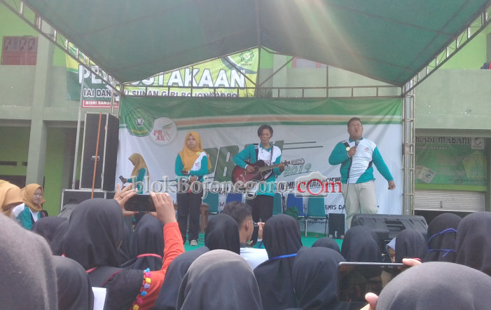 Pensi PBAK IAI Sunan Giri Unjuk Kebolehan Mahasiswa Baru