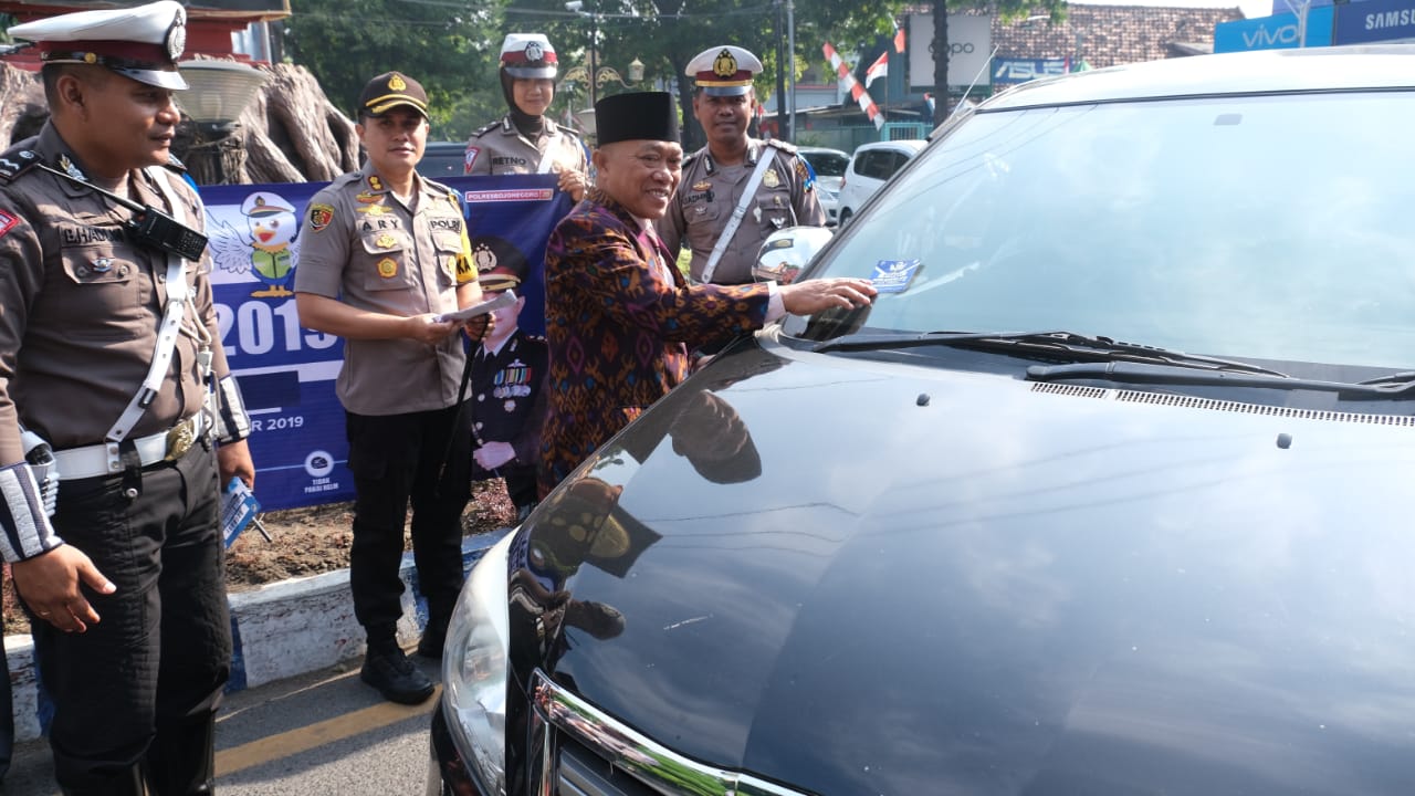 Sosialisasi, Forkopimda Bagikan Selebaran pada Pengguna Jalan