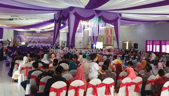 Serba Ungu, Wisudawan dan Undangan Penuhi Serbaguna