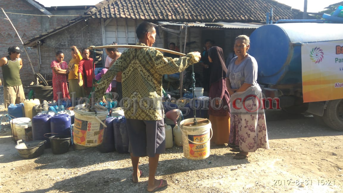 Aldega Droping 2 Truk Air Bersih ke Warga Balongcabe