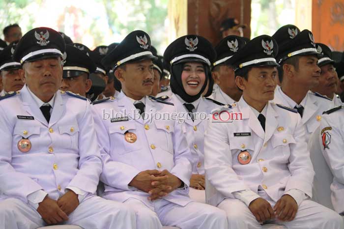 Ekspresi Kades Disela Pelantikan