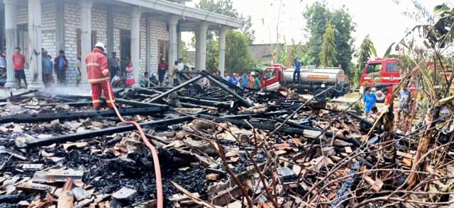 Terbakar, Rumah Mertua Kades Rata dengan Tanah