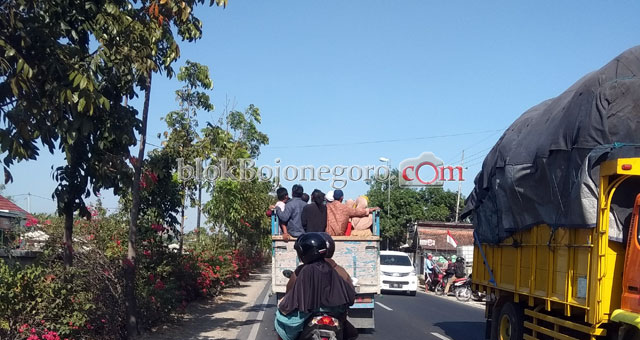 Mobil Bak Terbuka Untuk Mengangkut Orang Masih Marak