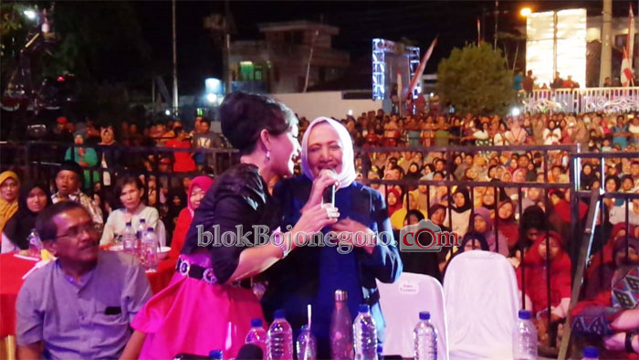 Ratna Listy Ajak Bupati Bojonegoro Bernyanyi